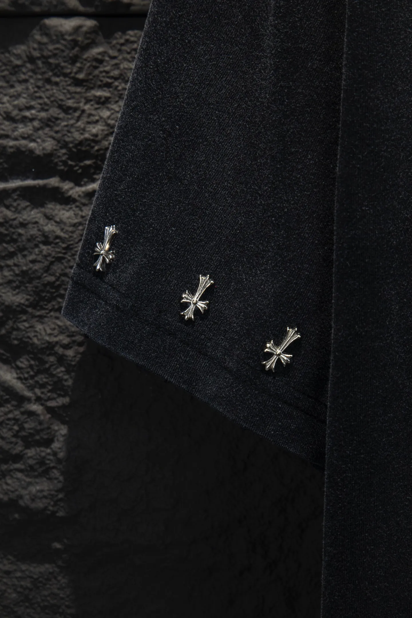 P190 🆕Chrome Hearts os version is really charming and Chrome Hearts is really a must-have. Each season's new version is made to the extreme. It is very practical and can be worn casually. Nice✔️ - ⚠️100% cotton. Made of 32-count double yarn, 260-gram weight fabric and imported knitted carded cotton. The thickness is moderate, drapey and contoured, and the upper body is comfortable! ! It is very tolerant to fat body types and can instantly lose five pounds after wearing it!  Front panel #Back panel Neckline Bronzing elements# Imported hardware heavy craftsmanship and imported accessories. The body is washed, fried, frayed and added with handmade elements, which greatly increases the interest of the clothing; unique visual effects. The special fraying effect creates a unique distressed effect. The addition of handmade elements to the body greatly increases the interest of the clothing; it has a unique visual effect. After special fraying effect treatment, a unique distressed effect is formed. An irregular hem is added to the version. This year, Crow Heart is focusing on the version. In the past two years, the oversize version has become the focus of the trend. It has also been a popular staple in the past two years. The change of designers has made this brand an instant hit. The progressive fashion of the times also needs the blood impact of fresh elements and trendy designs in order to continue its glory! It’s stylish both inside and outside, a must-have for high street travel! An absolute "eye-catching style" that can match couples 💏 Color: washed black and white Size: S M L XL